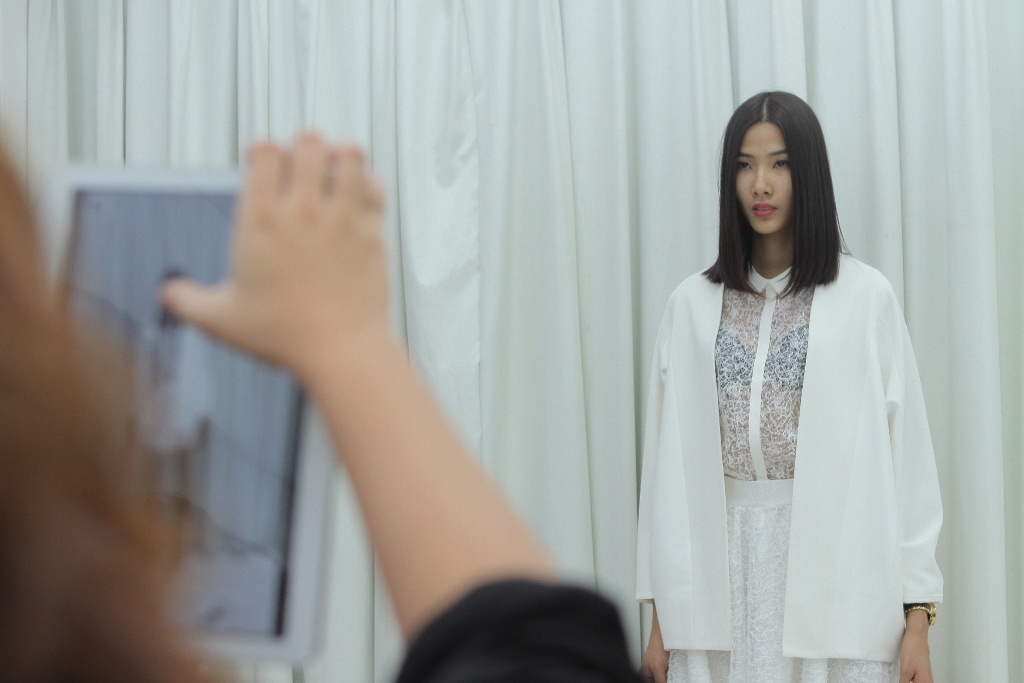 Hoàng Thùy và Huyền Trang tập luyện và thử đồ ELLE Fashion Show 